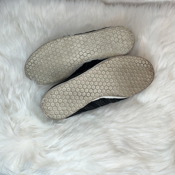 Adidas size 8 Black/Gold sneakers - Picture 6 of 6